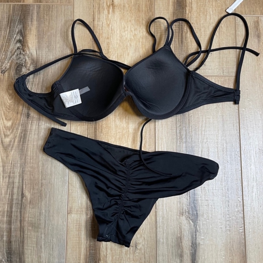 Bikini - Picture 2 of 3